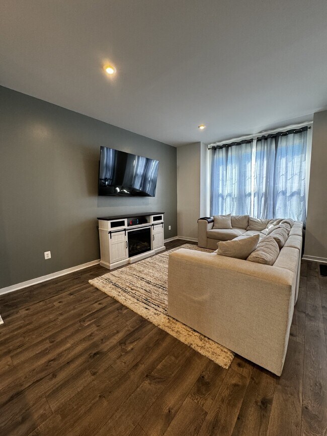 Building Photo - Luxurious 4-Bedroom Townhouse with 3.5 Bat...