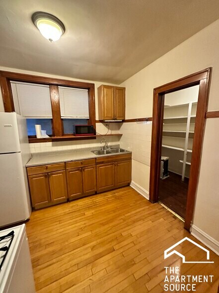 Building Photo - 5503 W Belmont Ave