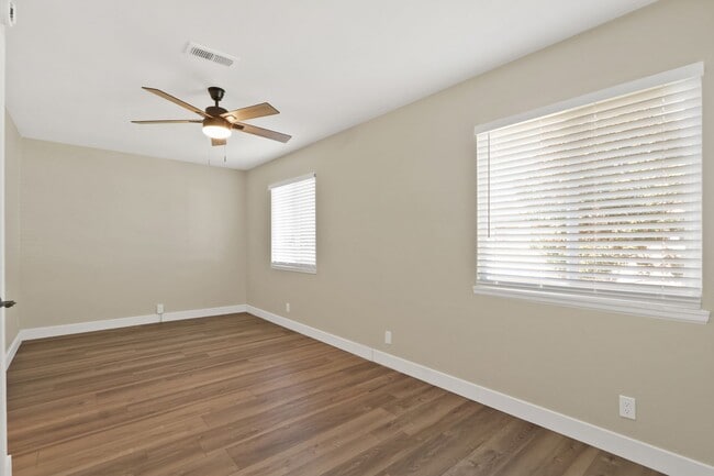 Building Photo - Spacious 3 Bedroom 2 Bath Available Now!