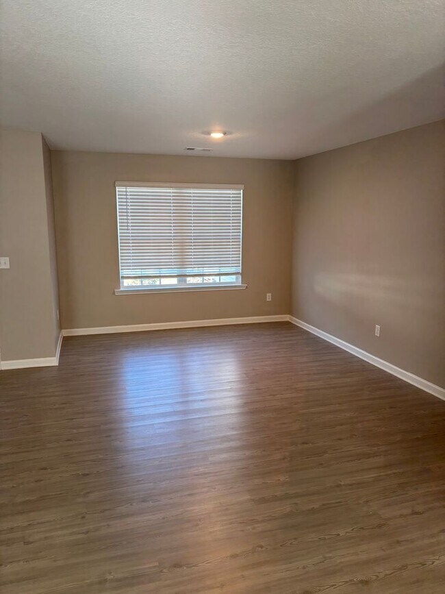 Building Photo - Beautiful home located in a culdesac.