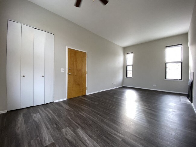 open and airy living area - 1732 North Dayton