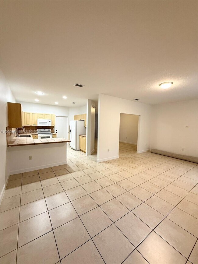 Building Photo - 13424 SW 122nd Ave