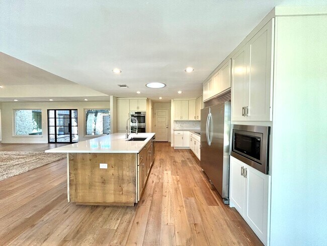 Building Photo - 9108 Balcones Club Dr