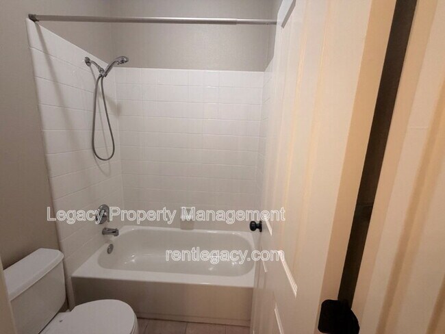 Building Photo - 4711 Summerset Dr