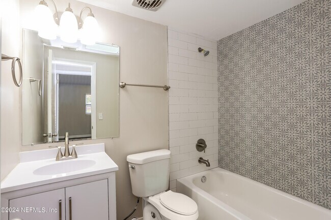 Building Photo - 303 Renne Dr N