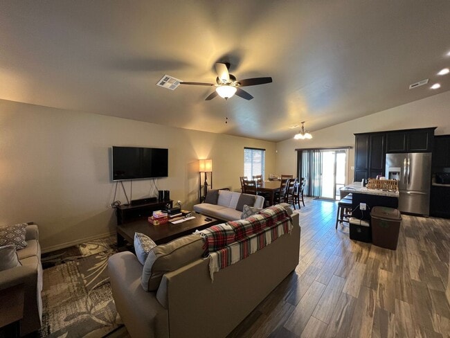 Building Photo - SOLAR HOME!!