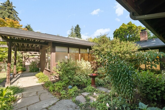 Building Photo - 4Bd/2.75Ba Seattle House
