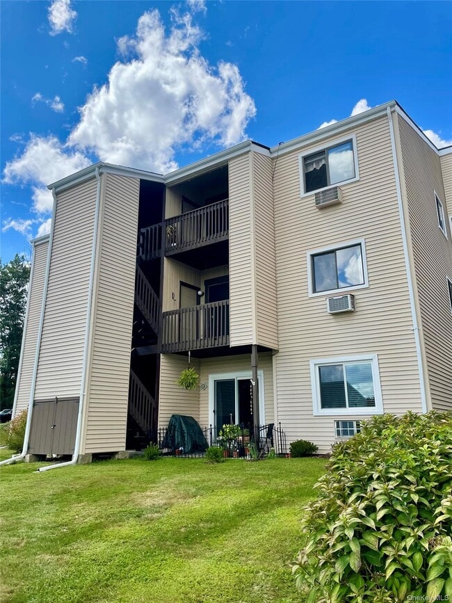 Building Photo - 1203 Village Dr