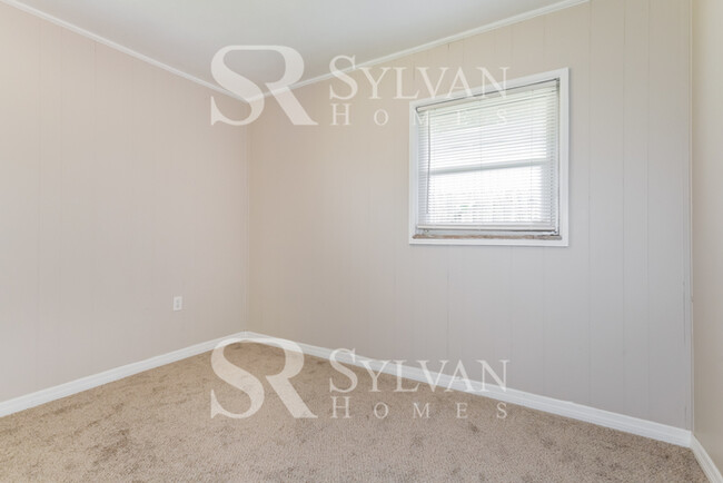 Building Photo - This cute home is ready for your personal ...