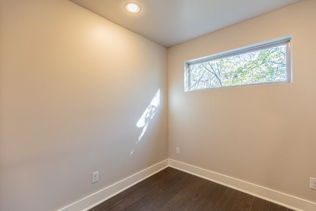 Building Photo - 130 Rose Ln