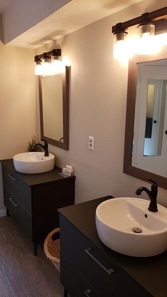 Building Photo - 13423 Lakecrest Dr