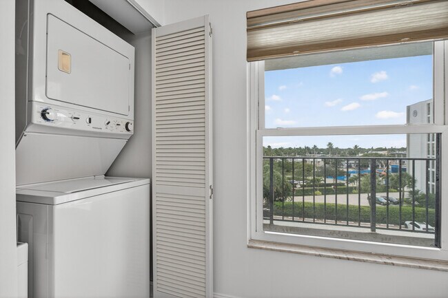 Building Photo - 1631 Riverview Rd