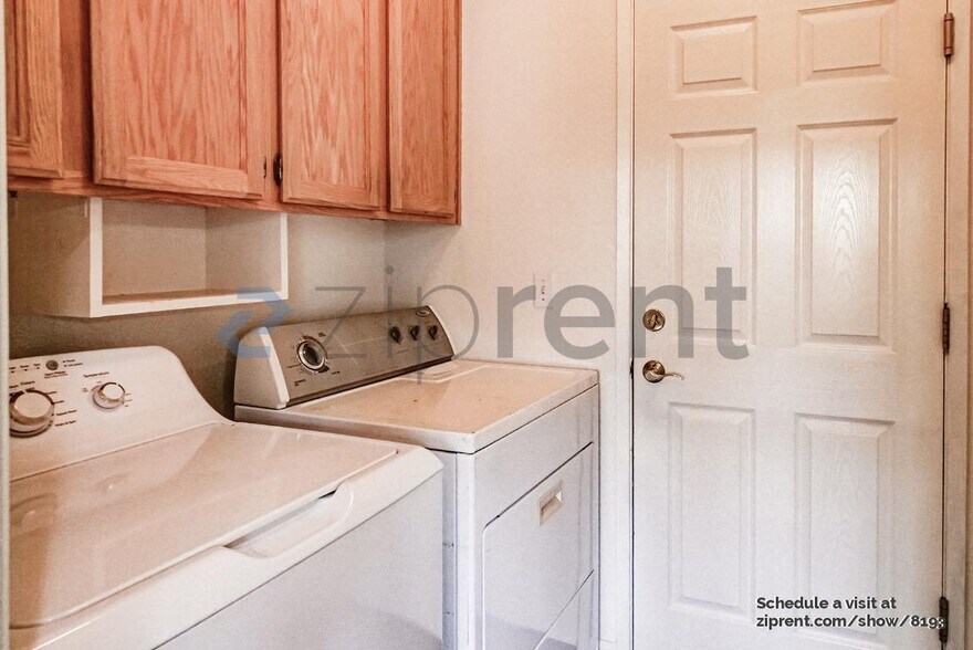 Building Photo - 1833 Rail St