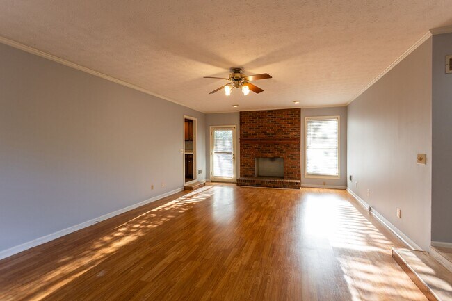 Building Photo - 3301 Sams Way SE