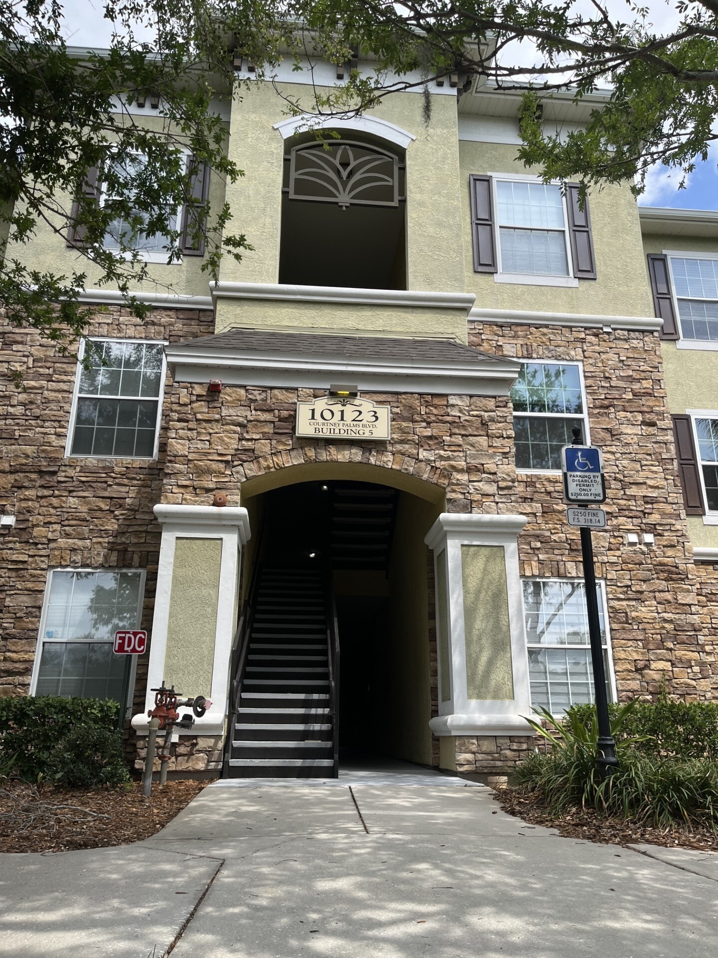 Building Photo - 10123 Courtney Palms Blvd