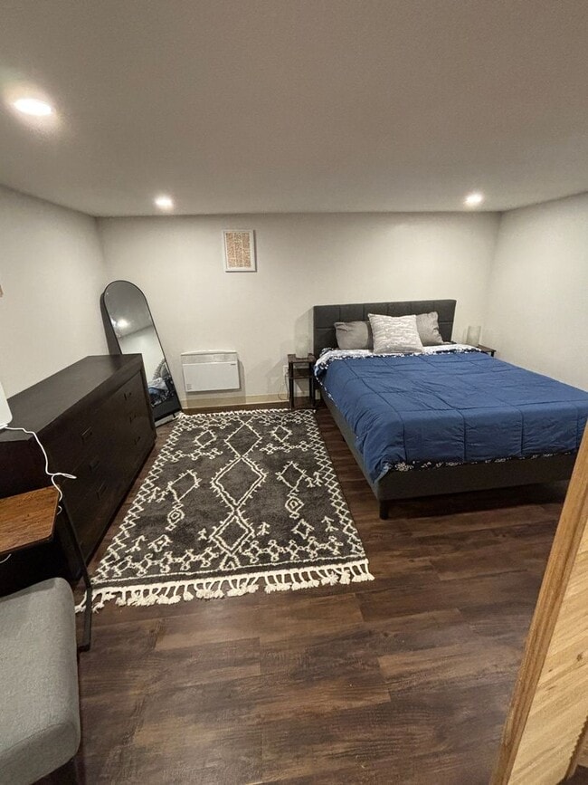 Building Photo - Spacious Ground Floor Unit