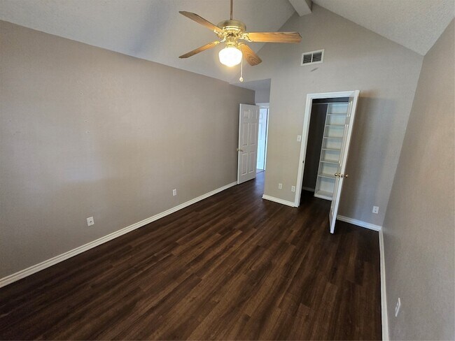 Building Photo - 2609 Classic Ct E