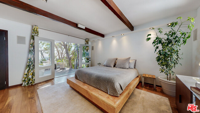 Building Photo - 8715 Sunset Plaza Pl