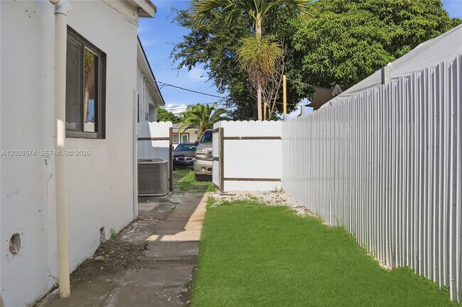 Building Photo - 1330 SW 74th Ct