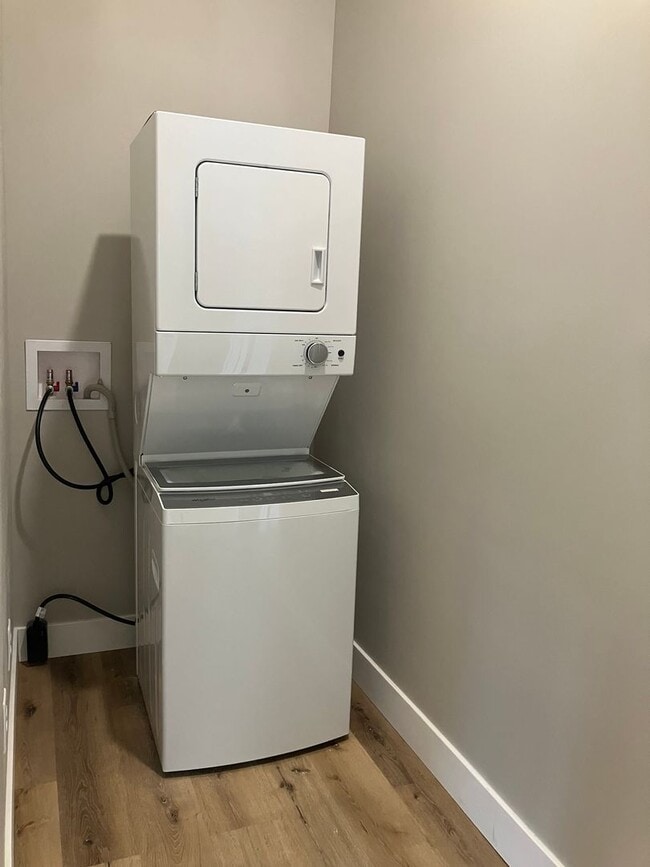 Building Photo - 1915 Poplar St