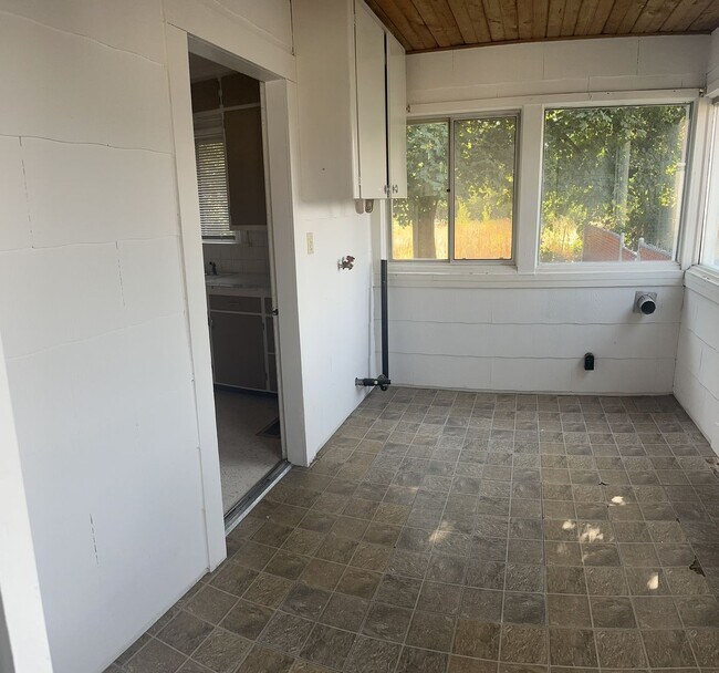 Building Photo - Adorable Valley 1+bedroom bungalow with Shop!