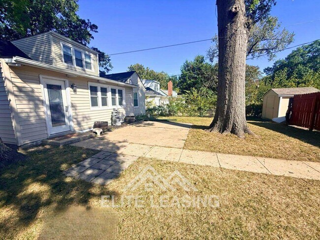 Building Photo - 3 Bedroom, 2 Bathroom home close to Gage Park