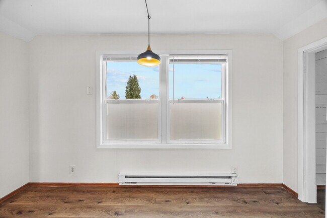 Building Photo - Adorable upper-floor "duplex." 1 brm,  Washer/Dryer, Driveway parking for up to 3 vehicles. Inclu...