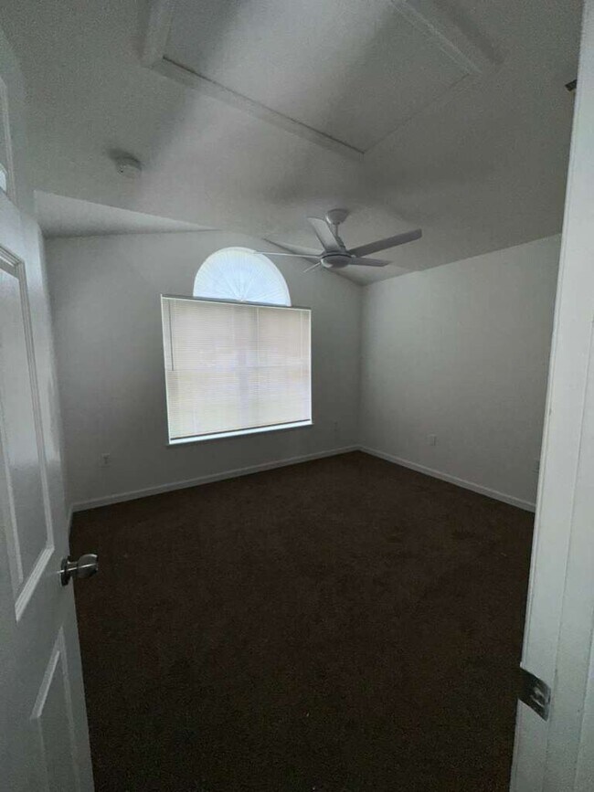 Building Photo - 703 Flagstone St