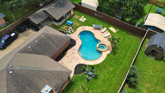 Building Photo - 913 Tipton Rd