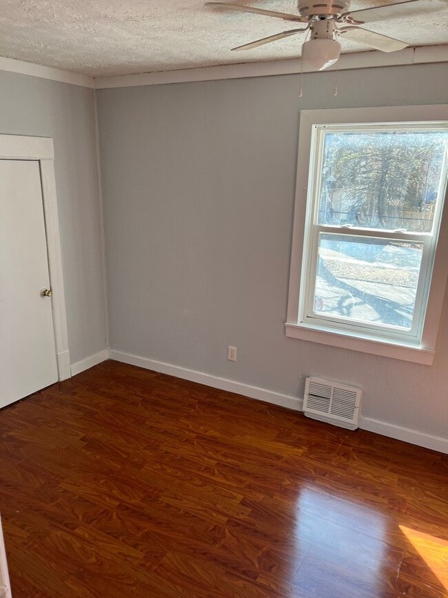 Building Photo - Great 2br/2ba home with large yard and large bonus room!