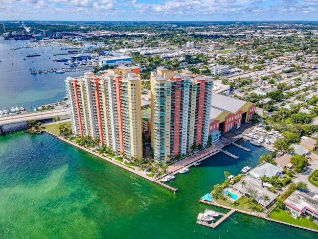 Building Photo - 2640 Lake Shore Dr
