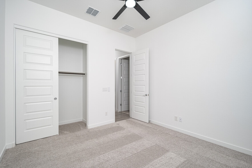 Building Photo - 3264 W Peak View Rd