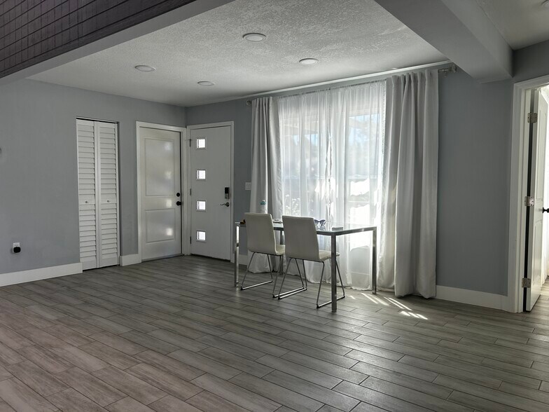 Building Photo - 3024 Woodpine Cir