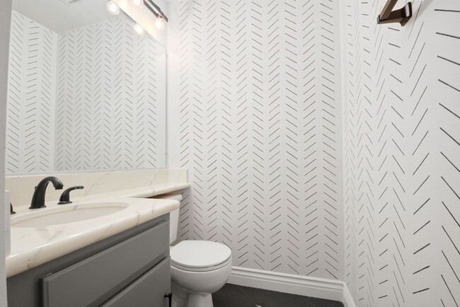 Building Photo - Modern 2BD 2.5BA Townhome with Vaulted Ceilings, Private Pergola Patio, and One-Car attached Garage