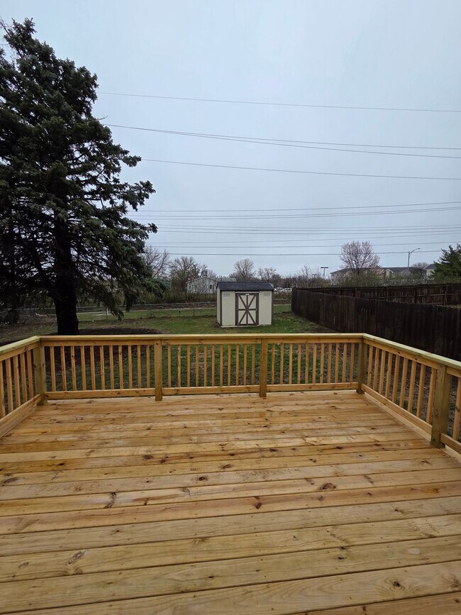 Building Photo - 3 bed, 2 bath, 1 car garage with finished basement, fenced back, newly remodeled