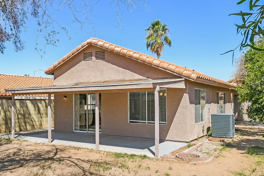 Building Photo - 5523 E Fairfield St