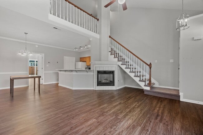 Building Photo - Open floor plan with 2 primary suites. Ava...