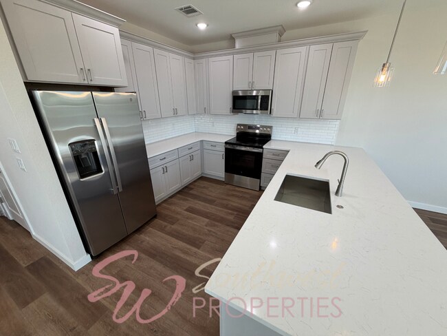 Building Photo - FOUR bedroom townhouse. Off campus living with easy, close to campus style!