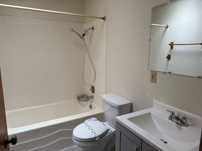 Building Photo - close to OSU, brand new carpet and floorin...