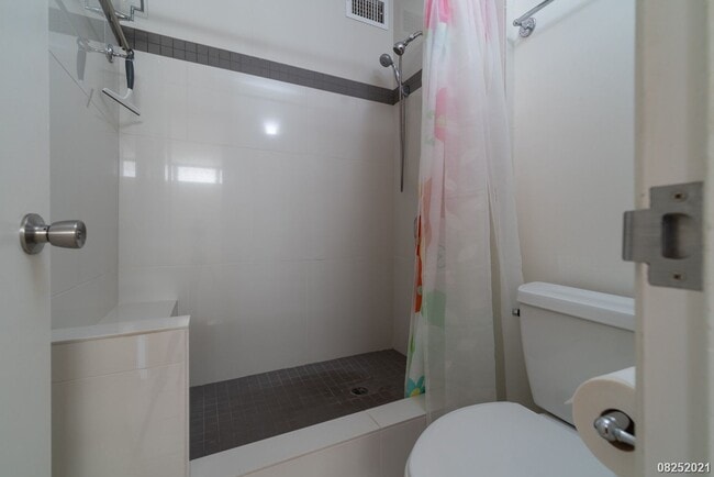 Building Photo - 1 Bed 1 Bath Camelot Condominium in Makiki