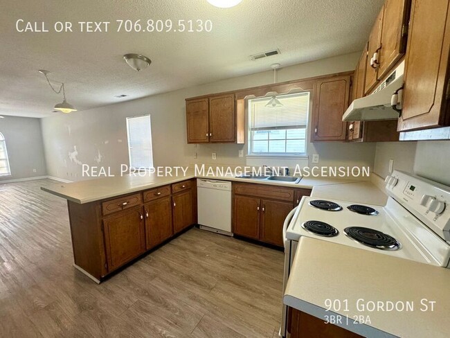 Building Photo - 901 Gordon St