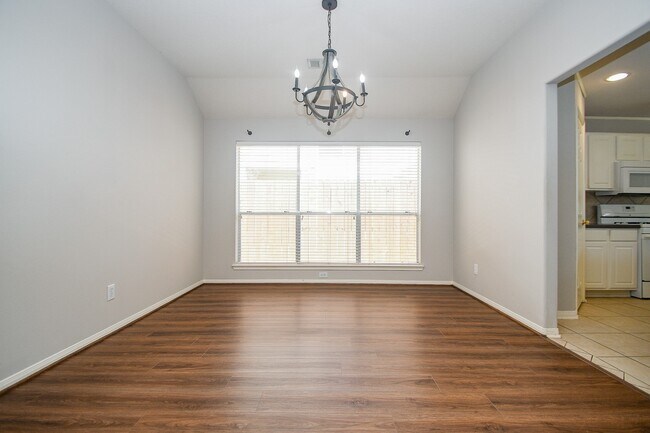 Building Photo - 707 New Pines Dr