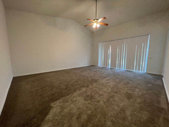 Building Photo - Beautiful 3 Bed 2 Bath with a Den Gated Co...