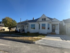 Building Photo - 215 W 5th St