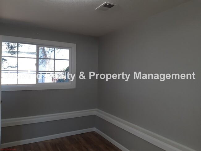 Building Photo - Updated 4 Bed on Cul de Sac, Fenced Yard, ...