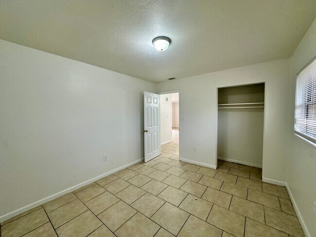 Building Photo - Charming 3-Bedroom, 1.5-Bathroom Home with Stunning Lake Views