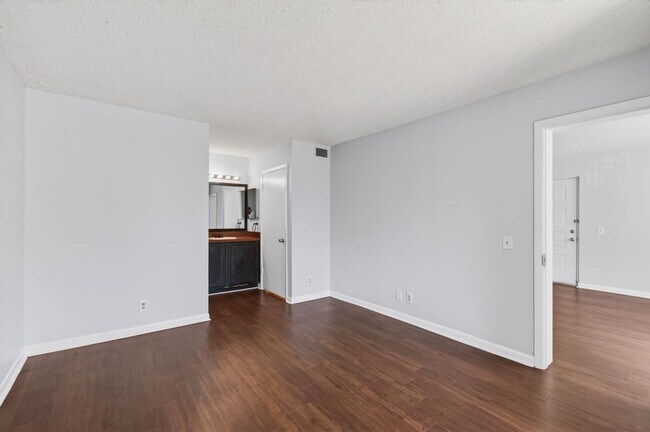 Building Photo - ONE BEDROOM ONE BATHROOM! WATERFRONT COMMUNITY!! W/D!