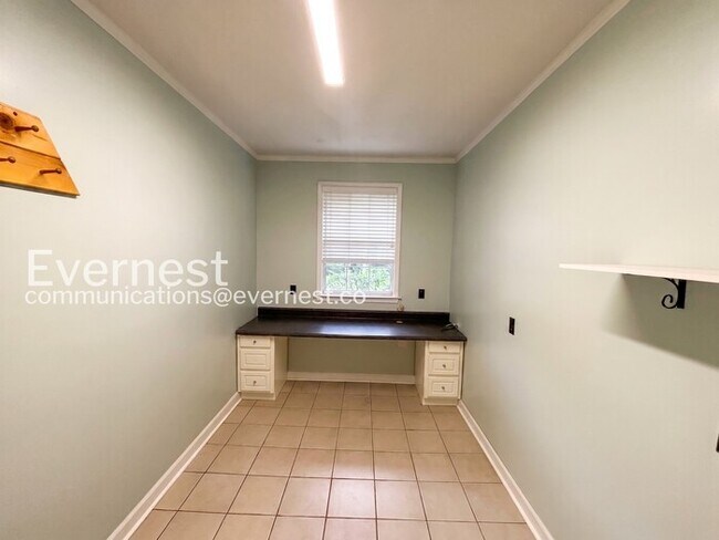 Building Photo - 2 Bed/1 Bath Home with Carport / Pet-Friendly / Available Now!