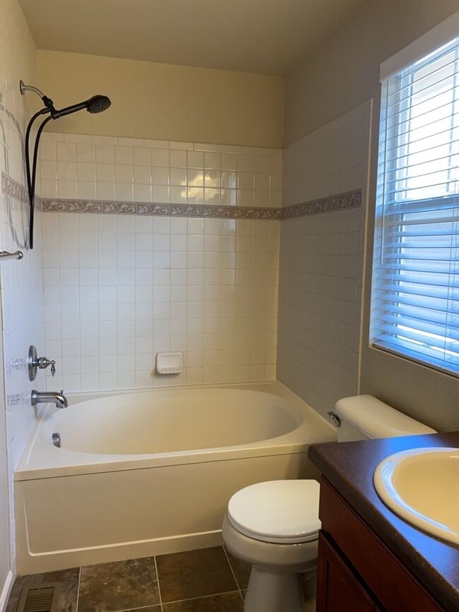 Building Photo - Beautiful 2-Story home near Ft Collins Country Club with easy access to I-25.