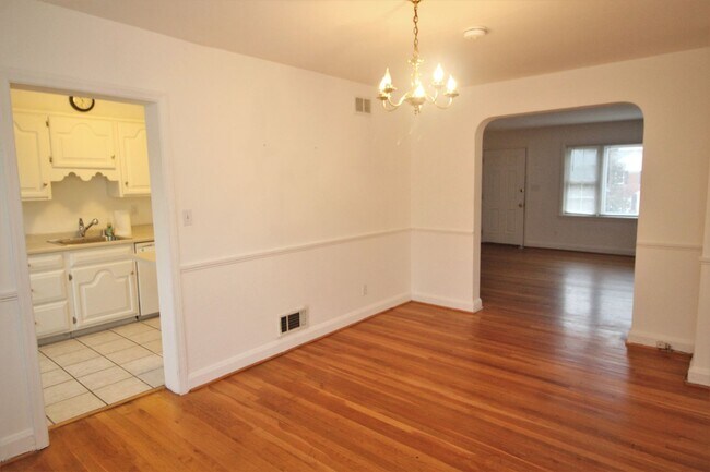 Building Photo - Lovely Towson 3bd/2ba Rowhome w/ CAC & W/D...